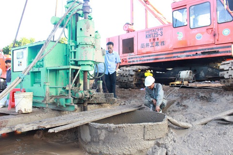 Pháp y xác định cháu bé rơi xuống trụ bê tông đã tử vong - Ảnh 1. Pháp y xác định cháu bé rơi xuống trụ bê tông đã tử vong - Ảnh 1.