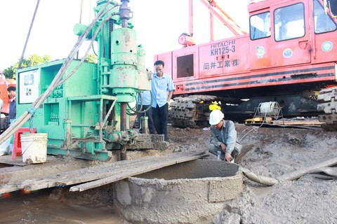 Vụ bé trai rơi xuống trụ bê tông: Sử dụng khoan xoáy nước áp lực cao để sớm nhổ trụ lên - Ảnh 4. Vụ bé trai rơi xuống trụ bê tông: Sử dụng khoan xoáy nước áp lực cao để sớm nhổ trụ lên - Ảnh 4.