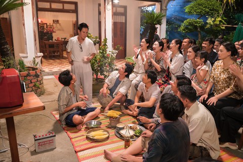 Lý Hải diễn hài, Trung Dũng lấy nhầm vợ bạn trong clip ứng xử tại rạp phim - Ảnh 4. Lý Hải diễn hài, Trung Dũng lấy nhầm vợ bạn trong clip ứng xử tại rạp phim - Ảnh 4.