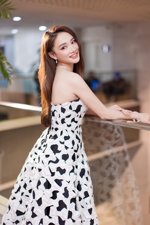 Ảnh vui sao Việt 4-1: Angela Phương Trinh khoe cơ bắp cuồn cuộn - Ảnh 7. Ảnh vui sao Việt 4-1: Angela Phương Trinh khoe cơ bắp cuồn cuộn - Ảnh 7.