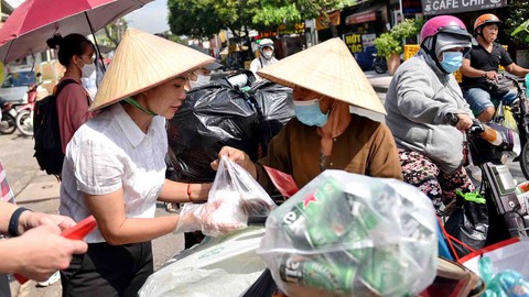 Tết đang đến, có cả niềm vui xen những tiếng ‘thở dài’ trĩu nặng lo âu - Ảnh 1. Tết đang đến, có cả niềm vui xen những tiếng ‘thở dài’ trĩu nặng lo âu - Ảnh 1.