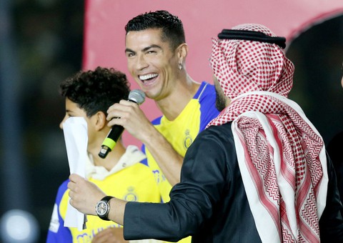 Ronaldo tẽn tò khi nói nhầm đến Nam Phi thay vì Saudi Arabia - Ảnh 1. Ronaldo tẽn tò khi nói nhầm đến Nam Phi thay vì Saudi Arabia - Ảnh 1.