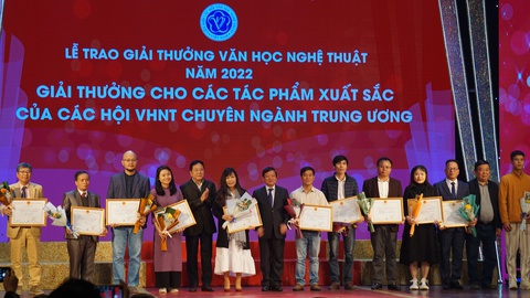 Tranh về trận Điện Biên Phủ tiếp tục được vinh danh - Ảnh 3. Tranh về trận Điện Biên Phủ tiếp tục được vinh danh - Ảnh 3.