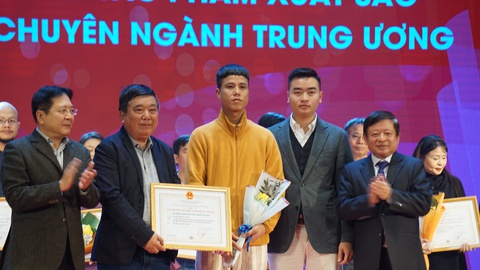 Tranh về trận Điện Biên Phủ tiếp tục được vinh danh - Ảnh 1. Tranh về trận Điện Biên Phủ tiếp tục được vinh danh - Ảnh 1.