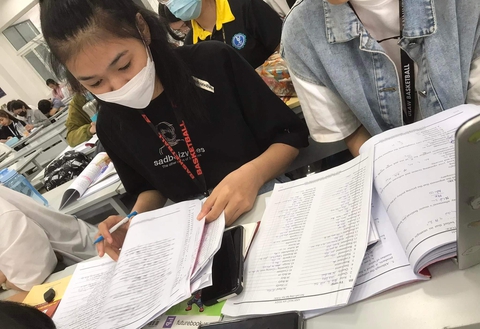 Thưởng không như mơ, bạn trẻ sắm Tết ra sao? - Ảnh 1. Thưởng không như mơ, bạn trẻ sắm Tết ra sao? - Ảnh 1.