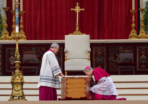 Giáo hoàng Francis chủ trì tang lễ cố Giáo hoàng Benedict XVI - Ảnh 5. Giáo hoàng Francis chủ trì tang lễ cố Giáo hoàng Benedict XVI - Ảnh 5.