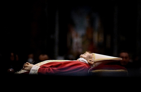 Giáo hoàng Francis chủ trì tang lễ cố Giáo hoàng Benedict XVI - Ảnh 1. Giáo hoàng Francis chủ trì tang lễ cố Giáo hoàng Benedict XVI - Ảnh 1.