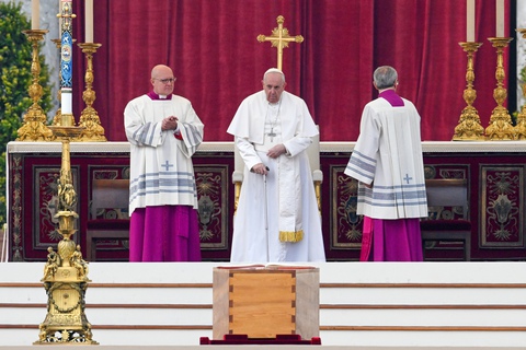 Giáo hoàng Francis chủ trì tang lễ cố Giáo hoàng Benedict XVI - Ảnh 3. Giáo hoàng Francis chủ trì tang lễ cố Giáo hoàng Benedict XVI - Ảnh 3.