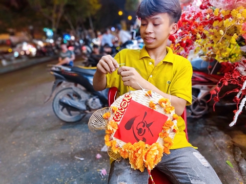 Người Sài Gòn tấp nập mua đồ trang trí Tết - Ảnh 3. Người Sài Gòn tấp nập mua đồ trang trí Tết - Ảnh 3.