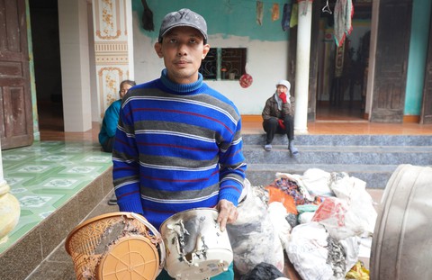 Đồ đạc trong nhà một người dân tự nhiên bốc cháy liên tục - Ảnh 1. Đồ đạc trong nhà một người dân tự nhiên bốc cháy liên tục - Ảnh 1.