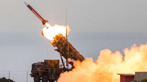 Vì sao tên lửa Patriot chưa sẵn sàng đến Ukraine sớm? - Ảnh 1. Vì sao tên lửa Patriot chưa sẵn sàng đến Ukraine sớm? - Ảnh 1.