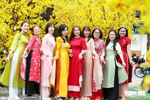 Người trẻ nô nức chụp ảnh sống ảo trước giờ Lễ hội Tết Việt khai mạc - Ảnh 1. Người trẻ nô nức chụp ảnh sống ảo trước giờ Lễ hội Tết Việt khai mạc - Ảnh 1.
