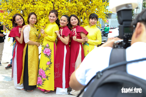 Người trẻ nô nức chụp ảnh sống ảo trước giờ Lễ hội Tết Việt khai mạc - Ảnh 3. Người trẻ nô nức chụp ảnh sống ảo trước giờ Lễ hội Tết Việt khai mạc - Ảnh 3.