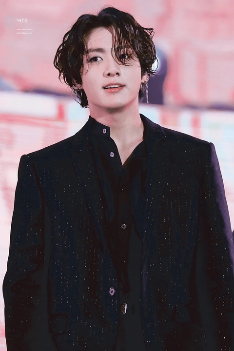 Jungkook đẹp trai nhất thế giới, MC gốc Việt dẫn Miss Universe - Ảnh 4. Jungkook đẹp trai nhất thế giới, MC gốc Việt dẫn Miss Universe - Ảnh 4.