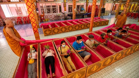 Nằm trong quan tài… đón Năm mới ở Thái Lan - Ảnh 1. Nằm trong quan tài… đón Năm mới ở Thái Lan - Ảnh 1.