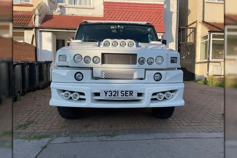 Chiếc Hummer H2 lạ được một người dùng gu độc đưa xuyên biên giới về Anh - Ảnh 1. Chiếc Hummer H2 lạ được một người dùng gu độc đưa xuyên biên giới về Anh - Ảnh 1.