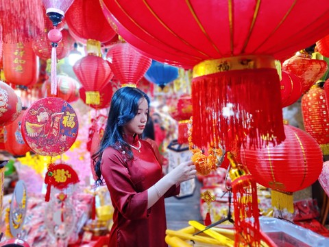 Người Sài Gòn tấp nập mua đồ trang trí Tết - Ảnh 6. Người Sài Gòn tấp nập mua đồ trang trí Tết - Ảnh 6.