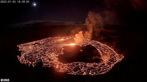 Núi lửa Kilauea ở Mỹ phun trào, lo khí độc phát tán - Ảnh 1. Núi lửa Kilauea ở Mỹ phun trào, lo khí độc phát tán - Ảnh 1.