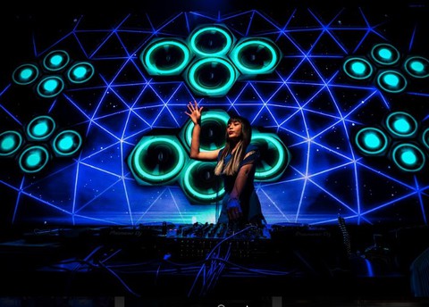 Những tay DJ điêu luyện sẵn sàng chào đón bạn đến không gian giải trí đẳng cấp và tưng bừng của Roxy. Những tay DJ điêu luyện sẵn sàng chào đón bạn đến không gian giải trí đẳng cấp và tưng bừng của Roxy.