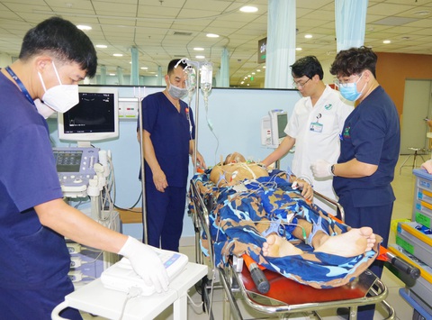 Trực thăng 11 giờ vật lộn với thời tiết xấu, cứu chiến sĩ bị đa chấn thương ở đảo Sơn Ca - Ảnh 3. Trực thăng 11 giờ vật lộn với thời tiết xấu, cứu chiến sĩ bị đa chấn thương ở đảo Sơn Ca - Ảnh 3.