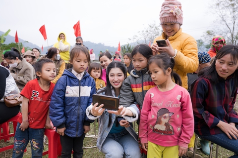 Ô là la, ra mà xem á hậu Phương Nhi dẫn bò về làng - Ảnh 9. Ô là la, ra mà xem á hậu Phương Nhi dẫn bò về làng - Ảnh 9.