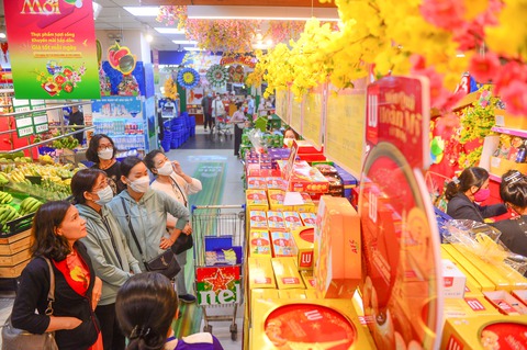 Mặt hàng mứt, bánh trái Tết… được các bà nội trợ chọn nhiều - ẢNH: QUANG ĐỊNH Mặt hàng mứt, bánh trái Tết… được các bà nội trợ chọn nhiều - ẢNH: QUANG ĐỊNH