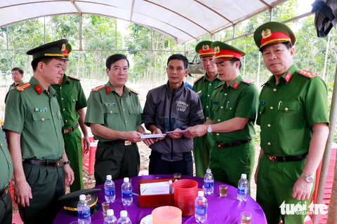 Xe cứu hỏa lật ngang, thiếu úy và binh nhất phòng cháy tử nạn - Ảnh 2. Xe cứu hỏa lật ngang, thiếu úy và binh nhất phòng cháy tử nạn - Ảnh 2.
