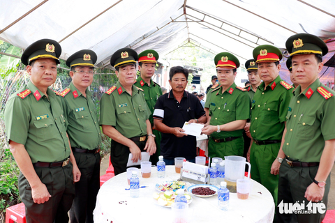 Xe cứu hỏa lật ngang, thiếu úy và binh nhất phòng cháy tử nạn - Ảnh 3. Xe cứu hỏa lật ngang, thiếu úy và binh nhất phòng cháy tử nạn - Ảnh 3.