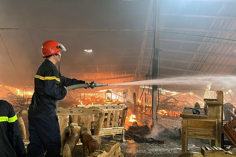 Cơ sở gia công bàn, ghế, tủ gỗ cháy ngùn ngụt giữa trưa - Ảnh 1. Cơ sở gia công bàn, ghế, tủ gỗ cháy ngùn ngụt giữa trưa - Ảnh 1.