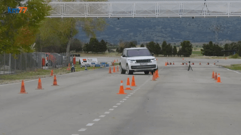 Range Rover chật vật trong bài thử đánh lái, kết quả thấp khó tin - Ảnh 1. Range Rover chật vật trong bài thử đánh lái, kết quả thấp khó tin - Ảnh 1.