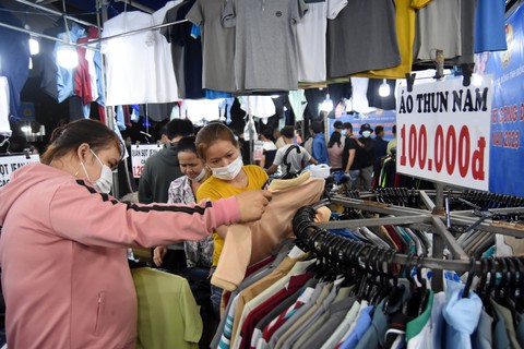 Hơn 5.000 công nhân Đồng Nai tham dự Chợ Tết công đoàn 2023 - Ảnh 2. Hơn 5.000 công nhân Đồng Nai tham dự Chợ Tết công đoàn 2023 - Ảnh 2.