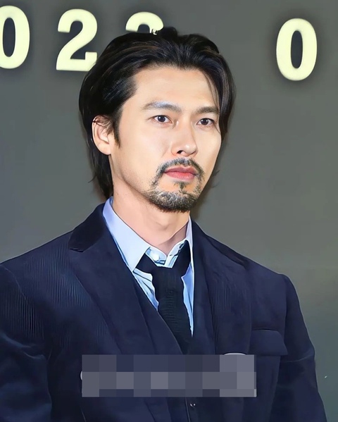 Hyun Bin lần đầu bật mí về diện mạo con trai - Ảnh 1. Hyun Bin lần đầu bật mí về diện mạo con trai - Ảnh 1.