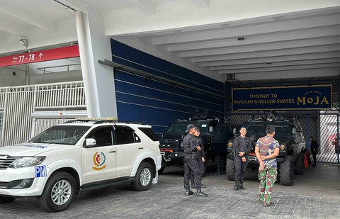 An ninh siết chặt khi CĐV Indonesia bắt đầu vào sân - Ảnh 11. An ninh siết chặt khi CĐV Indonesia bắt đầu vào sân - Ảnh 11.