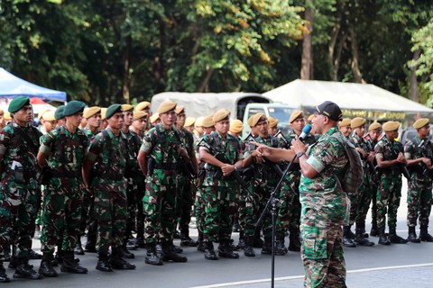 An ninh siết chặt khi CĐV Indonesia bắt đầu vào sân - Ảnh 7. An ninh siết chặt khi CĐV Indonesia bắt đầu vào sân - Ảnh 7.