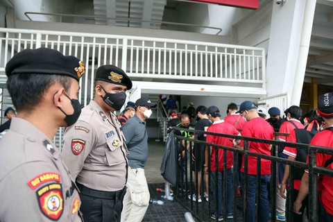 An ninh siết chặt khi CĐV Indonesia bắt đầu vào sân - Ảnh 2. An ninh siết chặt khi CĐV Indonesia bắt đầu vào sân - Ảnh 2.