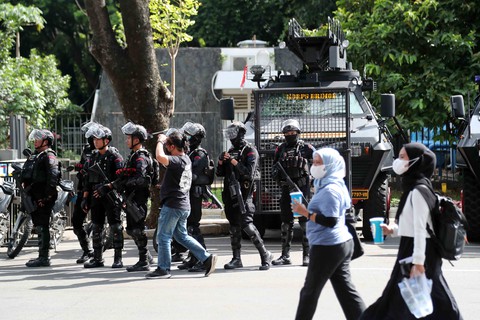 Cảnh sát Indonesia làm hàng rào bảo vệ xe chở tuyển Việt Nam - Ảnh 2. Cảnh sát Indonesia làm hàng rào bảo vệ xe chở tuyển Việt Nam - Ảnh 2.