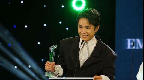 Nhận cú hat-trick ở Làn Sóng Xanh, Hoàng Thùy Linh hứa mang chồng về cho mẹ - Ảnh 6. Nhận cú hat-trick ở Làn Sóng Xanh, Hoàng Thùy Linh hứa mang chồng về cho mẹ - Ảnh 6.