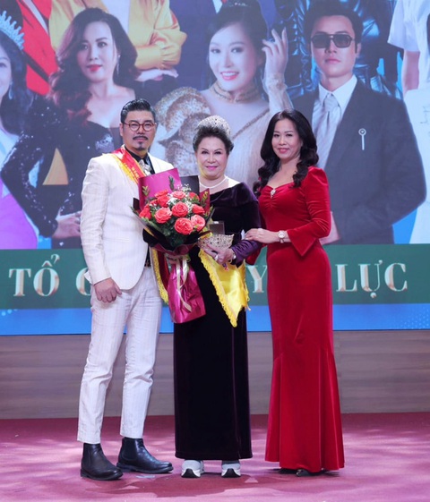 Công ty liên quan tôn vinh ‘nhà thơ thế giới’ bị phạt tiền - Ảnh 1. Công ty liên quan tôn vinh ‘nhà thơ thế giới’ bị phạt tiền - Ảnh 1.