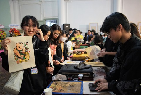 Bạn trẻ thích thú tự tay in tranh Đông Hồ chào xuân - Ảnh 1. Bạn trẻ thích thú tự tay in tranh Đông Hồ chào xuân - Ảnh 1.
