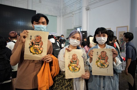 Bạn trẻ thích thú tự tay in tranh Đông Hồ chào xuân - Ảnh 3. Bạn trẻ thích thú tự tay in tranh Đông Hồ chào xuân - Ảnh 3.