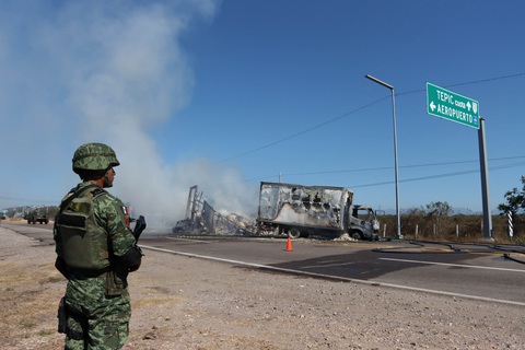 Thành phố Mexico chìm trong bạo lực khi con trùm ma túy El Chapo bị bắt - Ảnh 1. Thành phố Mexico chìm trong bạo lực khi con trùm ma túy El Chapo bị bắt - Ảnh 1.