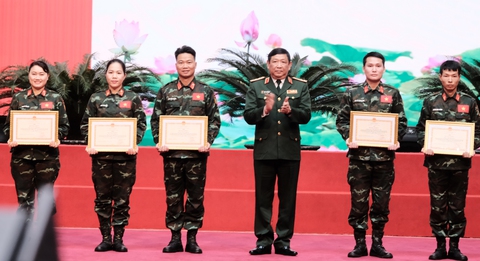 Những bóng hồng mặc áo lính mang vinh quang về cho Tổ quốc - Ảnh 1. Những bóng hồng mặc áo lính mang vinh quang về cho Tổ quốc - Ảnh 1.
