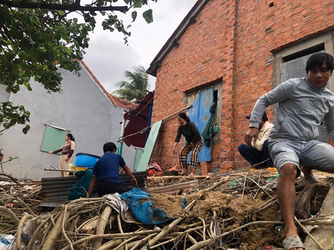 Phú Yên: Hoa lay ơn ngã đổ, ruộng ngập trắng nước vì mưa gió lớn - Ảnh 4. Phú Yên: Hoa lay ơn ngã đổ, ruộng ngập trắng nước vì mưa gió lớn - Ảnh 4.
