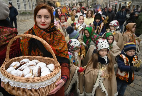 Người Ukraine đón lễ Giáng sinh thứ hai trong năm - Ảnh 2. Người Ukraine đón lễ Giáng sinh thứ hai trong năm - Ảnh 2.