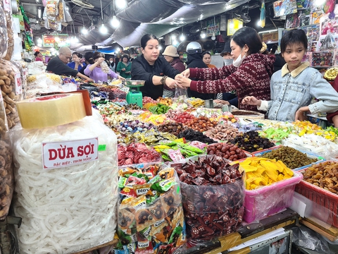 Những mẩu giấy nhỏ màu xanh có ghi giá từng loại hàng hóa Tết là một sự thay đổi lớn ở chợ Đông Ba - Ảnh: NHẬT LINH Những mẩu giấy nhỏ màu xanh có ghi giá từng loại hàng hóa Tết là một sự thay đổi lớn ở chợ Đông Ba - Ảnh: NHẬT LINH