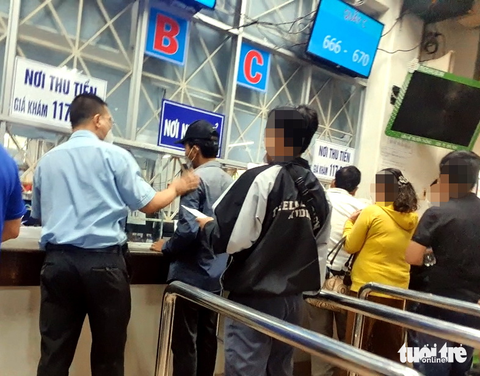 Anh bảo vệ tên Long (trái) chạm tay lên vai và nói chuyện với người Anh bảo vệ tên Long (trái) chạm tay lên vai và nói chuyện với người