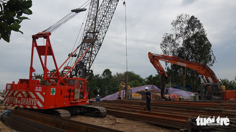 Vụ bé trai rớt xuống trụ bê tông: Thành lập tổ điều hành cứu nạn - Ảnh 1. Vụ bé trai rớt xuống trụ bê tông: Thành lập tổ điều hành cứu nạn - Ảnh 1.