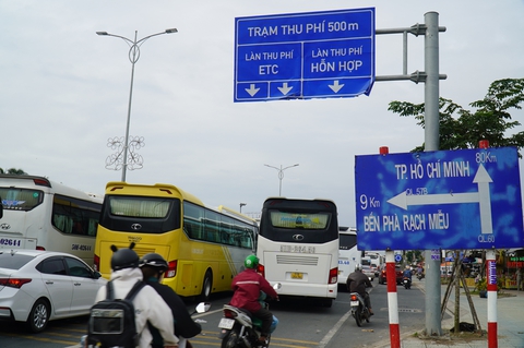 Cầu Rạch Miễu thành đường một chiều trong ngày cuối tuần - Ảnh 2. Cầu Rạch Miễu thành đường một chiều trong ngày cuối tuần - Ảnh 2.