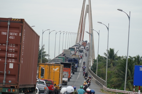 Cầu Rạch Miễu thành đường một chiều trong ngày cuối tuần - Ảnh 3. Cầu Rạch Miễu thành đường một chiều trong ngày cuối tuần - Ảnh 3.