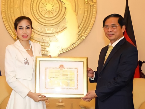 Bộ trưởng Bộ Ngoại giao Bùi Thanh Sơn trao tặng giấy khen cho chị Phan Mỹ Hà vì đã có thành tích xuất sắc trong công tác phòng chống dịch COVID-19 và ủng hộ đồng bào miền Trung bị bão lũ - Ảnh: NVCC Bộ trưởng Bộ Ngoại giao Bùi Thanh Sơn trao tặng giấy khen cho chị Phan Mỹ Hà vì đã có thành tích xuất sắc trong công tác phòng chống dịch COVID-19 và ủng hộ đồng bào miền Trung bị bão lũ - Ảnh: NVCC